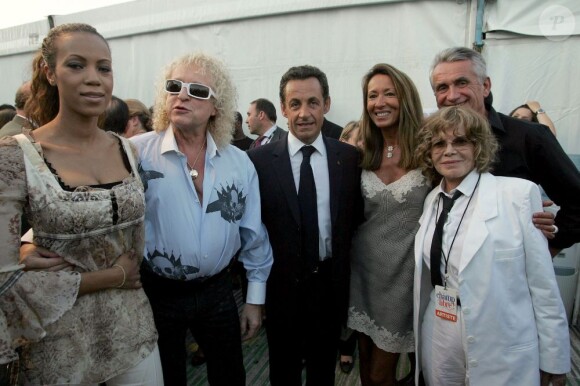Danyellah et Michel Polnareff, entourés de Nicole et Gilbert Coullier ainsi que de Nicolas Sarkozy, le 14 juillet 2007.