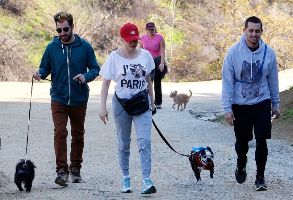 Rose McGowan et son compagnon promènent leur chien à Hollywood (Californie), le 3 janvier 2013.