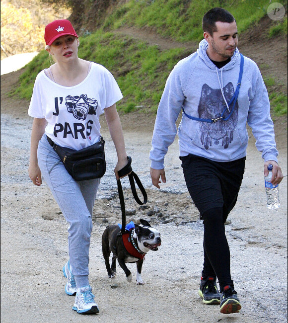 Rose McGowan promène son chien à Hollywood (Californie), le 3 janvier 2013.