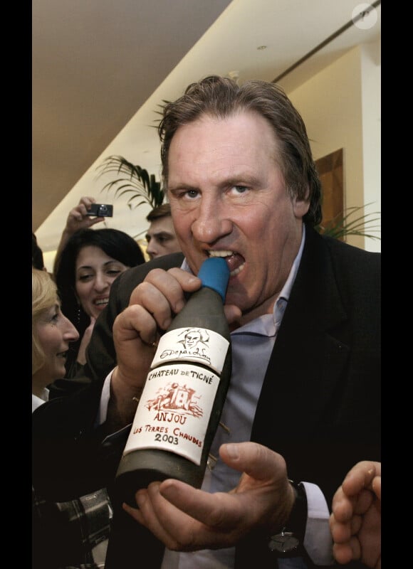 Gérard Depardieu faisant la promotion de son vin "Château de Tignes", à Moscou, le 28 octobre 2007.