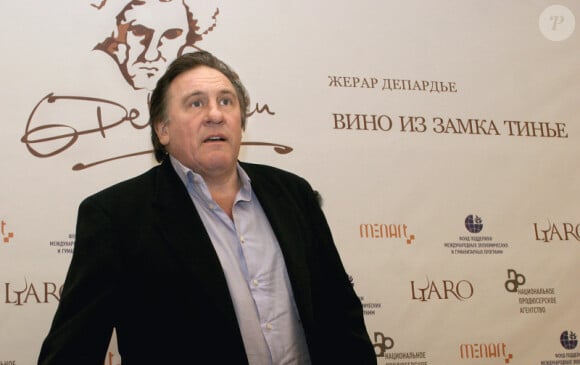 Gérard Depardieu faisant la promotion du vin d'Anjou "Château de Tignes", à Moscou, le 28 octobre 2007.