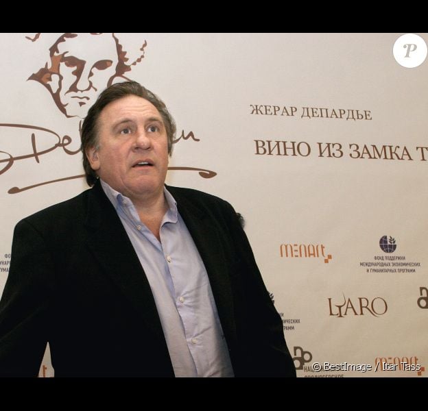 Gérard Depardieu faisant la promotion du vin d'Anjou "Château de Tignes", à Moscou, le 28 octobre 2007.