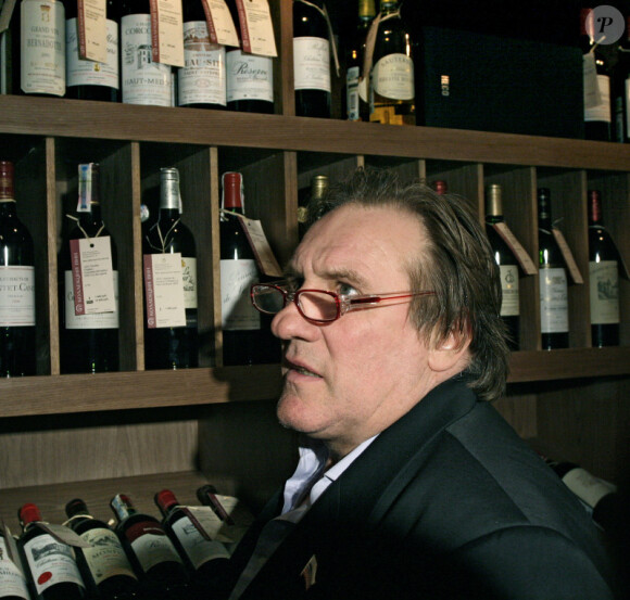 Gérard Depardieu faisant la promotion de son vin d'Anjou "Château de Tignes", à Moscou, le 28 octobre 2007.
