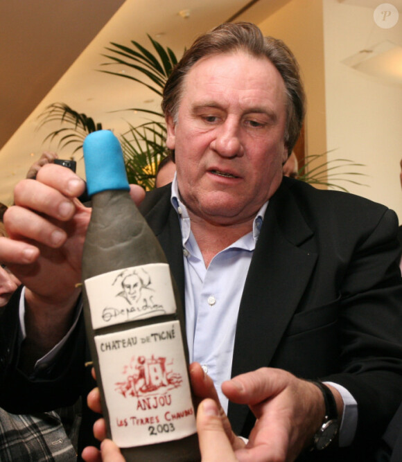 L'acteur Gérard Depardieu faisant la promotion du vin d'Anjou "Château de Tignes", à Moscou, le 28 octobre 2007.