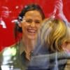 Jennifer Garner et son mari Ben Affleck emmènent leur fille Seraphina fêter son anniversaire avec sa soeur Violet à Santa Monica, le 6 janvier 2013. La petite fille fête ses 4 ans.