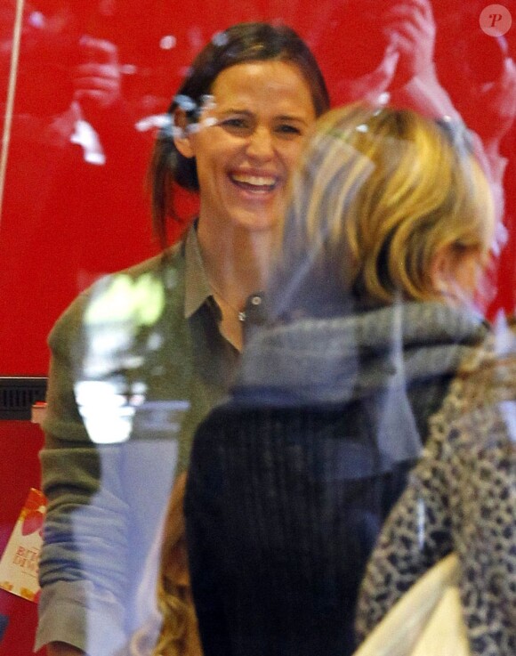 Jennifer Garner et son mari Ben Affleck emmènent leur fille Seraphina fêter son anniversaire avec sa soeur Violet à Santa Monica, le 6 janvier 2013. La petite fille fête ses 4 ans.