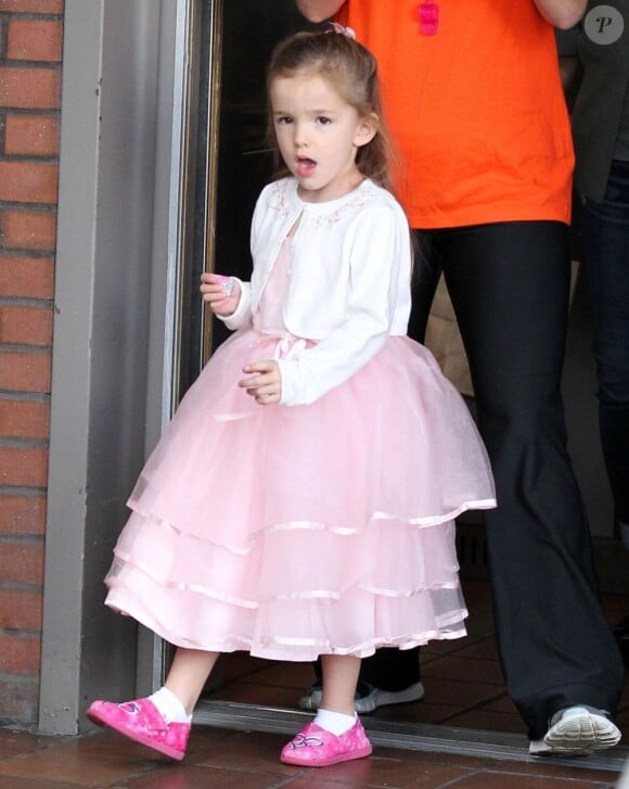 Jennifer Garner et son mari Ben Affleck emmènent leur fille Seraphina fêter son anniversaire avec sa soeur Violet à Santa Monica, le 6 janvier 2013. La petite fille fête ses 4 ans. Pour cette journée exceptionnelle, la petite fille portait une jolie robe rose.