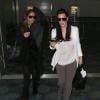 Kim Kardashian, enceinte, arrive à l'aéroport de Miami, le 6 janvier 2013. La star de la télé-réalité dévoile les premiers signes de sa grossesse. Elle est accompagnée d'une amie.