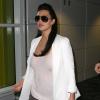 Kim Kardashian, enceinte, arrive à l'aéroport de Miami, le 6 janvier 2013. La star de la télé-réalité dévoile les premiers signes de sa grossesse. La star est radieuse.
