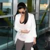 Kim Kardashian, enceinte, arrive à l'aéroport de Miami, le 6 janvier 2013. La star de la télé-réalité dévoile les premiers signes de sa grossesse. La star est toujours aussi bien habillée.