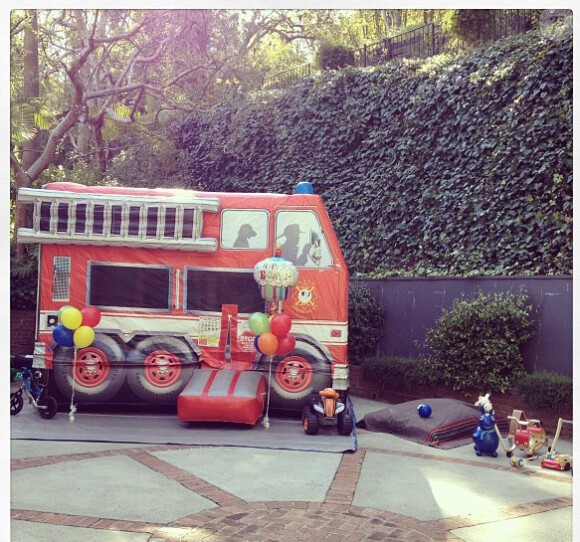 Miranda Kerr a posté ces photos de l'anniversaire de son fils Flynn à Los Angeles sur son compte Instagram et a loué un chateau gonflable pour l'occasion