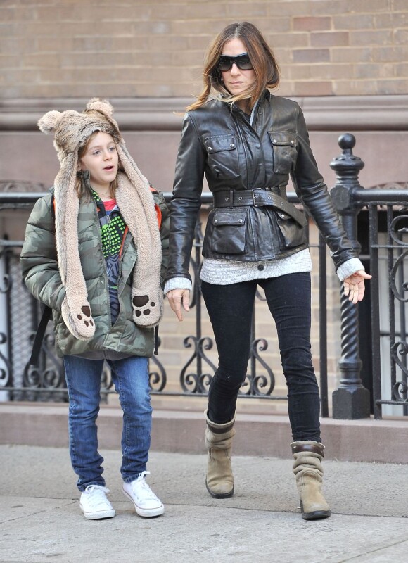 La super maman Sarah Jessica Parker emmène son fils James à l'école avant de venir chercher ses jumelles Marion et Tabitha, à New York, le 7 janvier 2013 - James ne quitte plus son bonnet