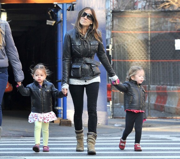 La super maman Sarah Jessica Parker emmène son fils James à l'école avant de venir chercher ses jumelles Marion et Tabitha, à New York, le 7 janvier 2013 - Les filles sont bien couvertes pour faire face à l'hiver