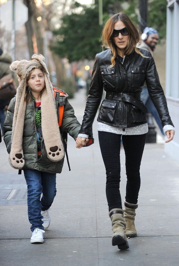La super maman Sarah Jessica Parker emmène son fils, l'adorable James à l'école avant de venir chercher ses jumelles Marion et Tabitha, à New York, le 7 janvier 2013