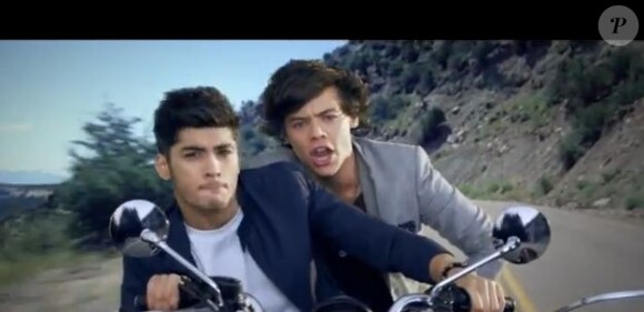 Les One Direction, s'éclatent à moto dans leur nouveau clip Kiss You, issu de l'album Take me home, sorti le 13 novembre 2012.