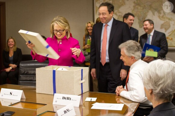 Hillary Clinton, de retour au travail, reçoit des cadeaux de ses collaborateurs, le 7 janvier 2013, à Washington.