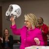 Hillary Clinton est enfin de retour au travail et reçoit des cadeaux de ses collaborateurs, le 7 janvier 2013, à Washington.