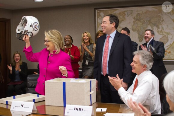 Hillary Clinton est enfin de retour au travail et reçoit des cadeaux de ses collaborateurs, le 7 janvier 2013, à Washington.