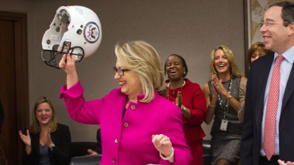 Hillary Clinton : Éclatante de santé en rose fuchsia pour son retour au travail