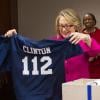 Hillary Clinton, de retour au travail, reçoit des cadeaux sympathiques de ses collaborateurs, le 7 janvier 2013, à Washington.