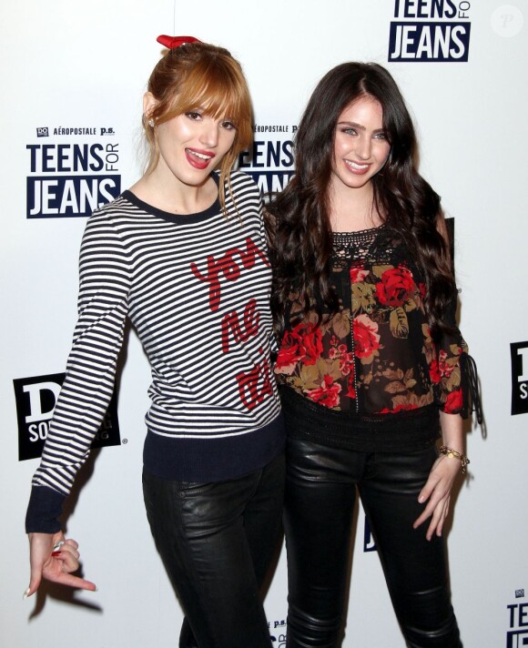 Bella Thorne et Ryan Newman, deux produits du petit écran américain, posent devant les photographes à la 6ème soirée annuelle des Teens For Jeans à West Hollywood, le 8 janvier 2013.