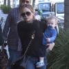 Hilary Duff avec son fils Luca et son père Robert à Los Angeles, le 22 décembre 2012.