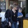Hilary Duff avec son fils Luca et son père Robert à Los Angeles, le 22 décembre 2012.