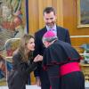 Letizia et Felipe d'Espagne au palais de la Zarzuela à Madrid, le 9 janvier 2013, pour honorer les lauréats d'un concours de dessin pour le 170e anniversaire de la fondation Enfance Missionnaire.