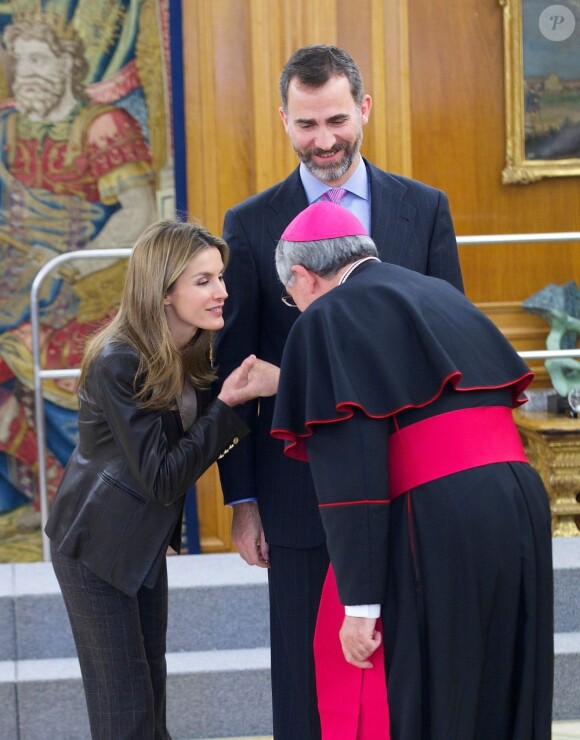 Letizia et Felipe d'Espagne au palais de la Zarzuela à Madrid, le 9 janvier 2013, pour honorer les lauréats d'un concours de dessin pour le 170e anniversaire de la fondation Enfance Missionnaire.