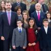 Letizia et Felipe d'Espagne avec des enfants lauréats d'un concours de dessin, au palais de la Zarzuela à Madrid, le 9 janvier 2013.