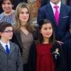 Letizia et Felipe d'Espagne avec des enfants lauréats d'un concours de dessin, au palais de la Zarzuela à Madrid, le 9 janvier 2013.