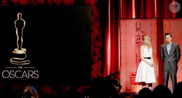 Emma Stone et Seth MacFarlane sur la scène de l'AMPAS Samuel Goldwyn Theater pour annoncer les nominations, le 10 janvier 2013.