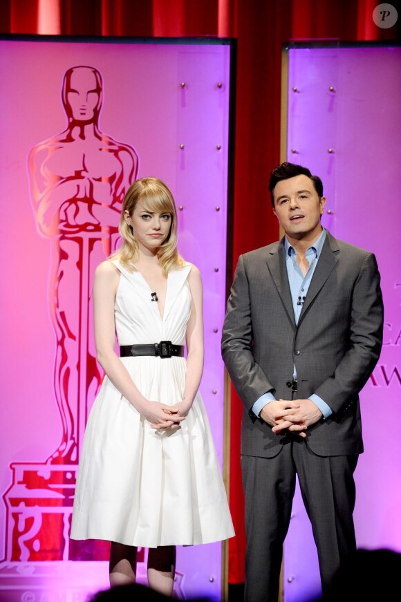Emma Stone et Seth MacFarlane annoncent à deux les Oscars 2013 et leurs nommés, le 10 janvier 2013.