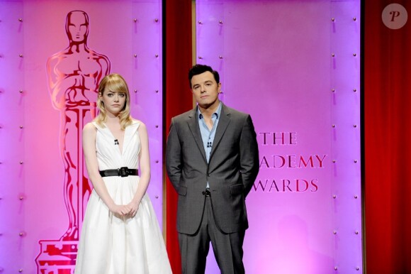 Emma Stone et Seth MacFarlane annoncent les nommés principaux des Oscars 2013 au AMPAS Samuel Goldwyn Theater, le 10 janvier 2013.