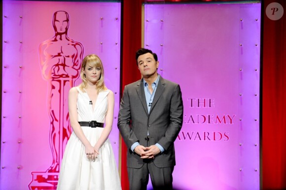 La délicieuse Emma Stone est au côté de Seth MacFarlane pour annoncer les nommés aux Oscars 2013, le 10 janvier 2013.