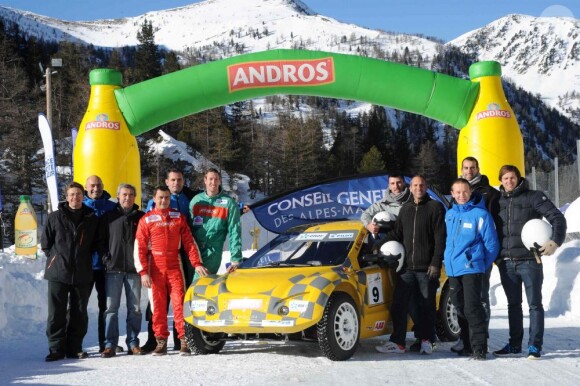 Alain Bernard, en vert sur la photo, et Clément Lefert, à droite, casque blanc en main, lors du Trophée Andros version électrique le 11 janvier 2013 à Isola 2000