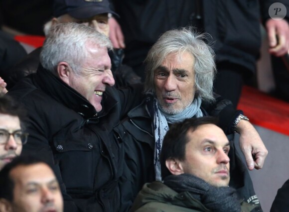 Luis Fernandez et Louis Bertignac au Parc des Princes pour le match PSG - Ajaccio, vendredi 11 janvier à Paris.