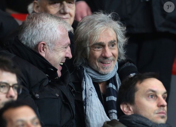 Luis Fernandez et Louis Bertignac au Parc des Princes pour le match PSG - Ajaccio, vendredi 11 janvier à Paris.