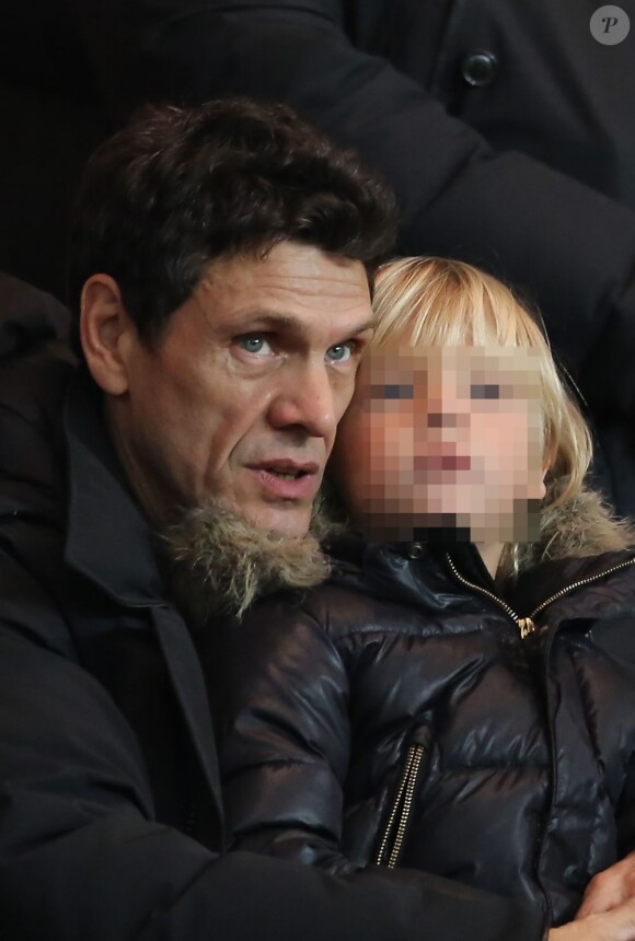 Marc Lavoine très câlin avec l'un de ses trois enfants, au Parc des Princes pour le match PSG - Ajaccio, vendredi 11 janvier à Paris.