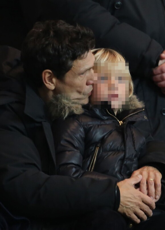 Marc Lavoine très câlin avec l'un de ses trois enfants, au Parc des Princes pour le match PSG - Ajaccio, vendredi 11 janvier à Paris.