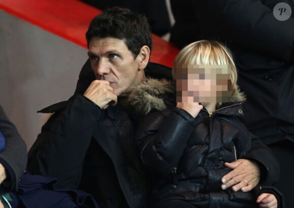 Marc Lavoine très câlin avec l'un de ses trois enfants, au Parc des Princes pour le match PSG - Ajaccio, vendredi 11 janvier à Paris.