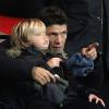 Marc Lavoine avec l'un de ses trois enfants, au Parc des Princes pour le match PSG - Ajaccio, vendredi 11 janvier à Paris.