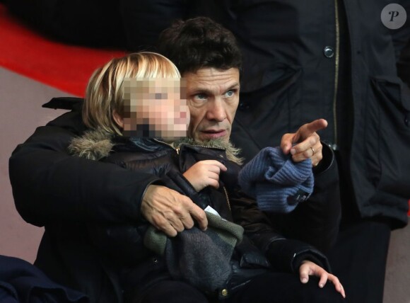 Marc Lavoine avec l'un de ses trois enfants, au Parc des Princes pour le match PSG - Ajaccio, vendredi 11 janvier à Paris.