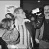 Klaus Kinski avec son fils dans les bras en 1979