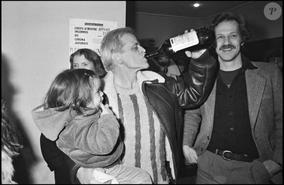 Klaus Kinski avec son fils dans les bras en 1979