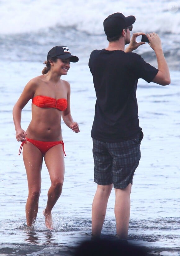 Lea Michele et Cory Monteith sur une plage d'Hawaï, le 1er janvier 2013.