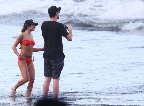 Lea Michele et Cory Monteith sur une plage d'Hawaï, le 1er janvier 2013.