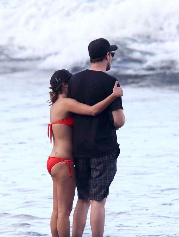 Lea Michele et Cory Monteith complices sur une plage d'Hawaï, le 1er janvier 2013.