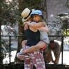 Michelle Williams porte dans ses bras sa fille Matilda à Los Feliz le 24 août 2012