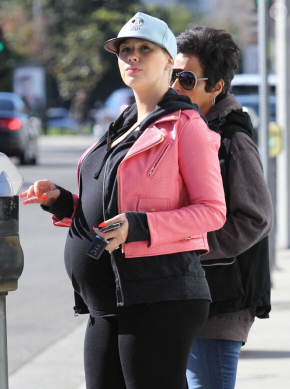 Amber Rose, enceinte, se rend dans un salon de coiffure à Los Angeles, le 14 janvier 2013.